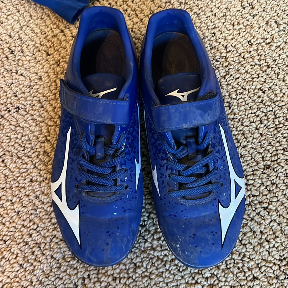 Mizuno Baseball Shoes with Blue Baseball Gear